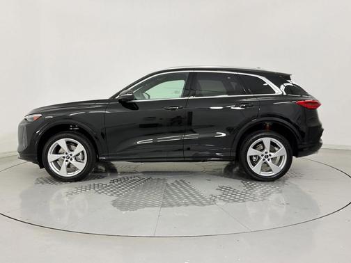 Mythos Black Metallic 2026 Audi Q5 Premium Plus TFSI quattro S tronic