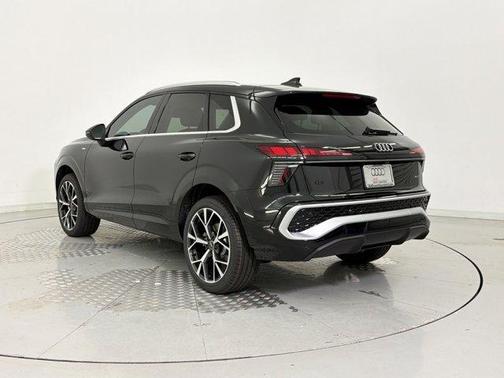 Mythos Black Metallic 2026 Audi Q3 TFSI quattro S tronic