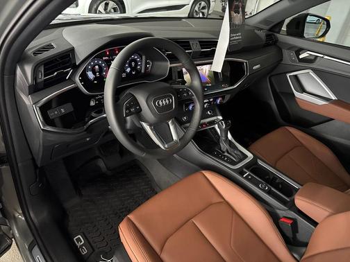 2025 Audi Q3 Premium 45 TFSI S line quattro Tiptronic