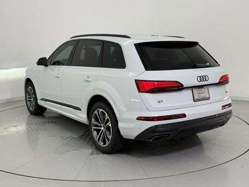 2025 Audi Q7 45 Premium Plus