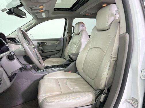 Iridescent Pearl Tricoat 2017 Chevrolet Traverse Premier