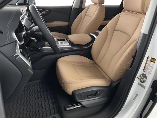 Glacier White Metallic 2025 Audi Q7 55 Premium