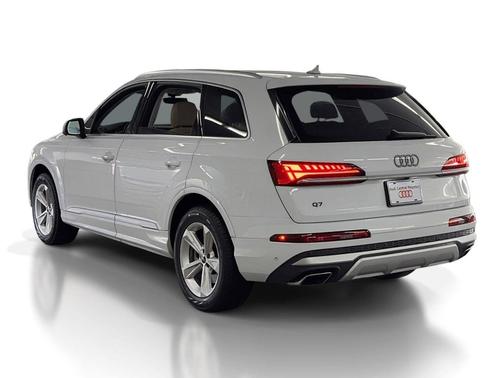Glacier White Metallic 2025 Audi Q7 55 Premium