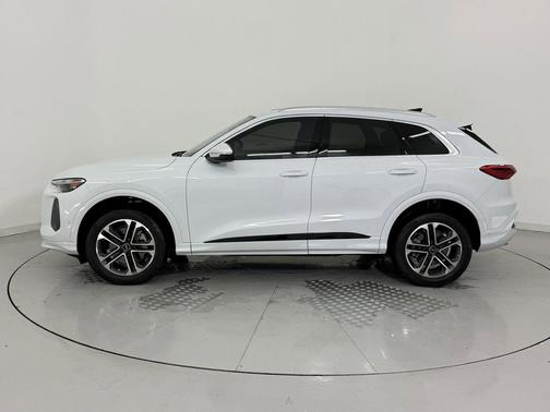 Glacier White Metallic 2025 Audi Q5 Premium TFSI quattro S tronic