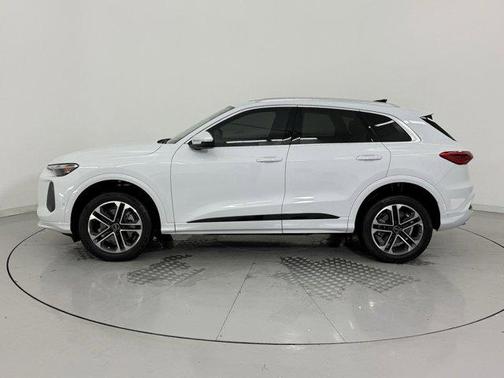 Glacier White Metallic 2025 Audi Q5 Premium TFSI quattro S tronic