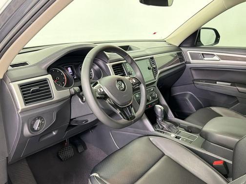 Platinum Gray Metallic 2019 Volkswagen Atlas 3.6L SE w/Technology