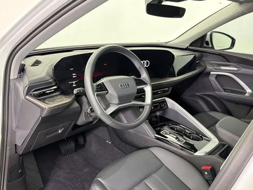 Glacier White Metallic 2025 Audi Q5 Premium TFSI quattro S tronic