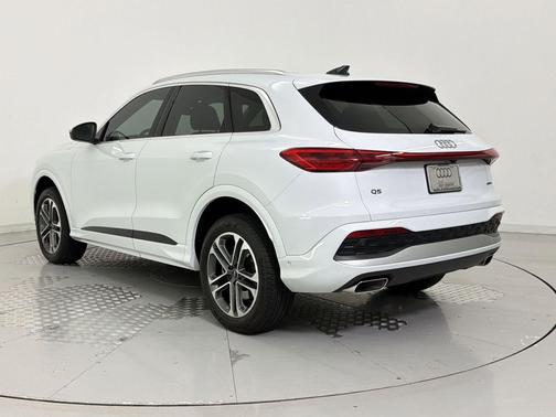 Glacier White Metallic 2025 Audi Q5 Premium TFSI quattro S tronic