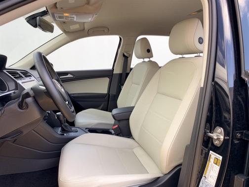 Deep Black Pearl 2021 Volkswagen Tiguan 2.0T SE