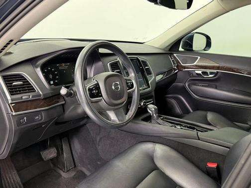 2019 Volvo XC90 T6 Momentum