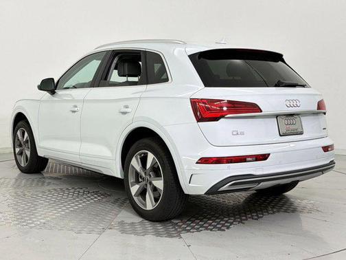 Glacier White Metallic 2023 Audi Q5 40 Premium Plus