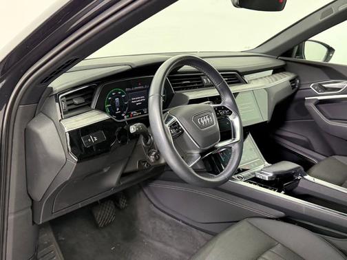 2022 Audi e-tron Premium Plus