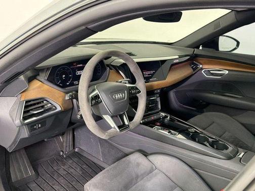 Daytona Gray Pearl Effect 2023 Audi e-tron GT Premium Plus quattro