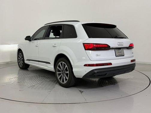 2023 Audi Q7 45 Premium Plus