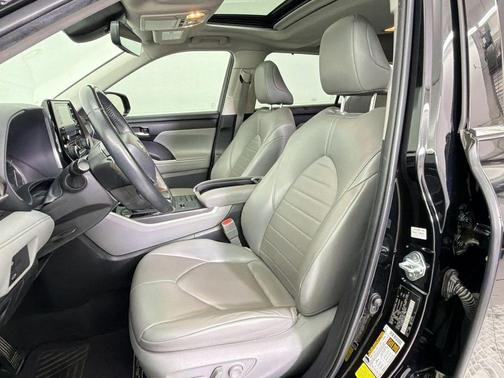 Midnight Black Metallic 2022 Toyota Highlander XLE