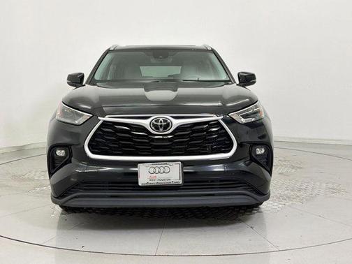 Midnight Black Metallic 2022 Toyota Highlander XLE