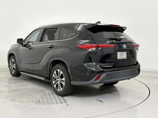 Midnight Black Metallic 2022 Toyota Highlander XLE