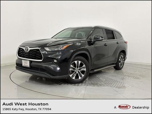 Midnight Black Metallic 2022 Toyota Highlander XLE