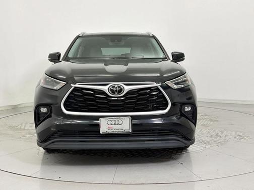 Midnight Black Metallic 2022 Toyota Highlander XLE