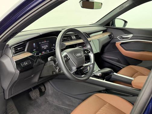 2022 Audi e-tron Premium Plus