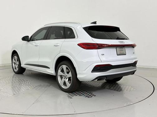 Glacier White Metallic 2026 Audi Q5 Premium Plus TFSI quattro S tronic
