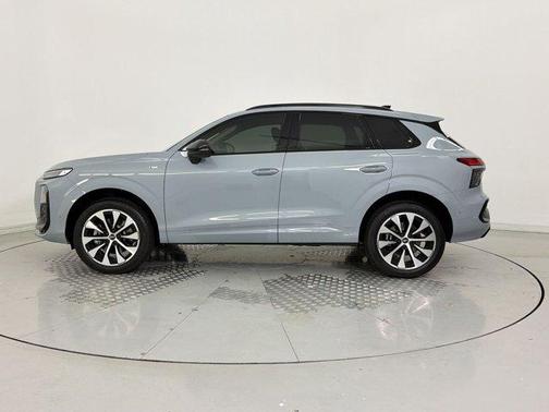 Arrow Gray Pearl Effect 2026 Audi Q3 TFSI quattro S tronic