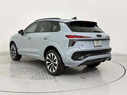 Arrow Gray Pearl Effect 2026 Audi Q3 TFSI quattro S tronic