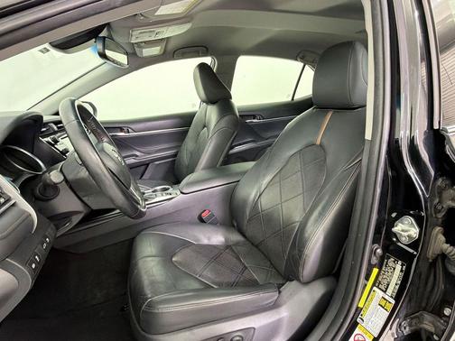 Midnight Black Metallic 2018 Toyota Camry XLE