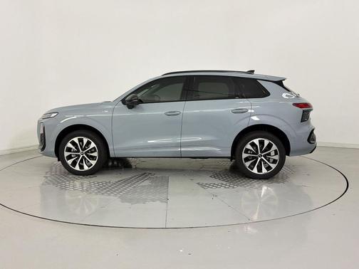 Arrow Gray Pearl Effect 2026 Audi Q3 TFSI quattro S tronic