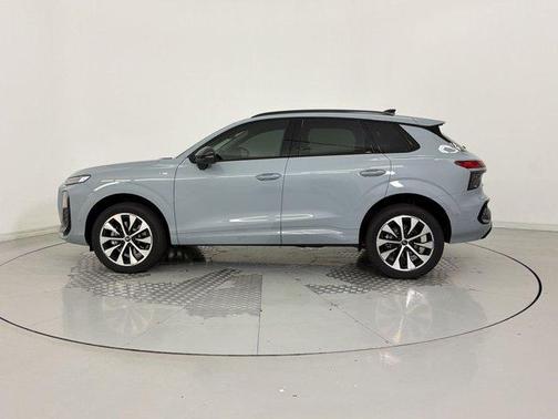 Arrow Gray Pearl Effect 2026 Audi Q3 TFSI quattro S tronic