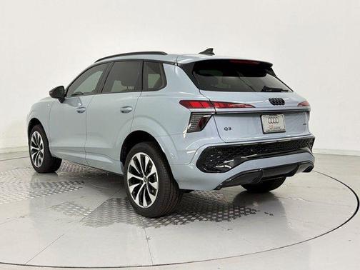 Arrow Gray Pearl Effect 2026 Audi Q3 TFSI quattro S tronic