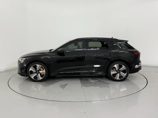 2022 Audi e-tron Premium Plus