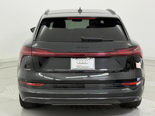 2022 Audi e-tron Premium Plus