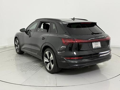 2022 Audi e-tron Premium Plus