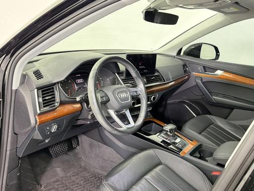 Mythos Black Metallic 2023 Audi Q5 40 Premium