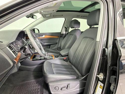 Mythos Black Metallic 2023 Audi Q5 40 Premium