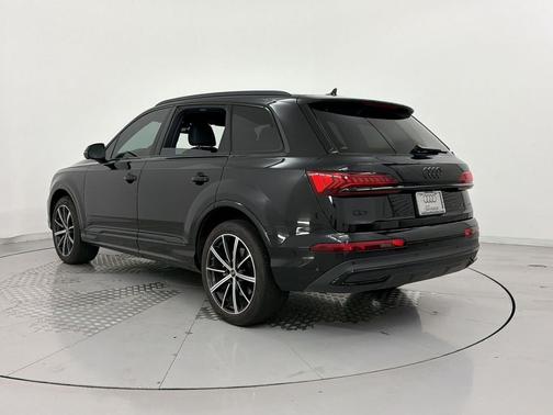 Mythos Black Metallic 2023 Audi Q7 55 Premium Plus