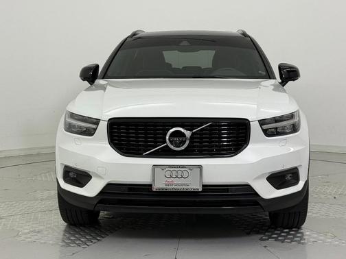 2022 Volvo XC40 T5 R-Design