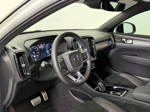 2022 Volvo XC40 T5 R-Design