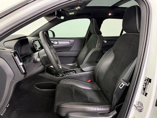 2022 Volvo XC40 T5 R-Design