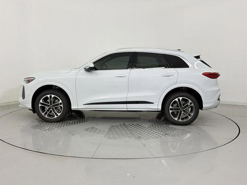 Glacier White Metallic 2026 Audi Q5 Premium Plus TFSI quattro S tronic