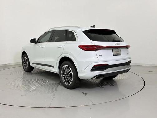 Glacier White Metallic 2026 Audi Q5 Premium Plus TFSI quattro S tronic