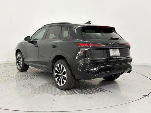 Mythos Black Metallic 2026 Audi Q3 TFSI quattro S tronic