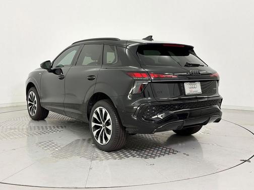 Mythos Black Metallic 2026 Audi Q3 TFSI quattro S tronic