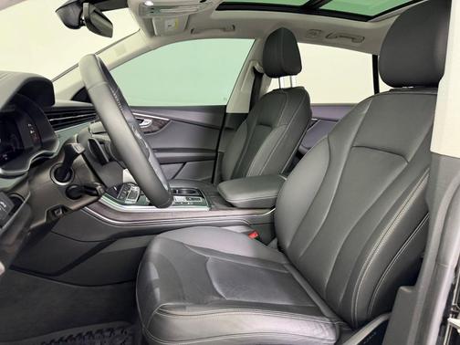 Mythos Black Metallic 2023 Audi Q8 55 Premium Plus