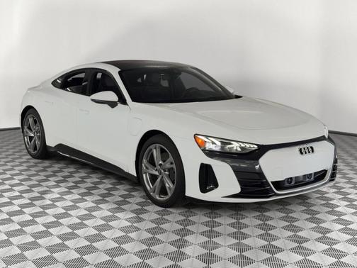 Ibis White 2023 Audi e-tron GT Prestige quattro