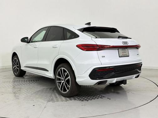 Glacier White Metallic 2026 Audi Q5 Sportback Premium Plus TFSI quattro S tronic