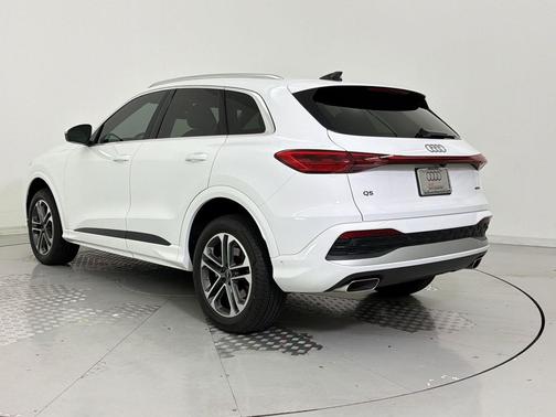 Mythos Black Metallic 2025 Audi Q5 Premium TFSI quattro S tronic