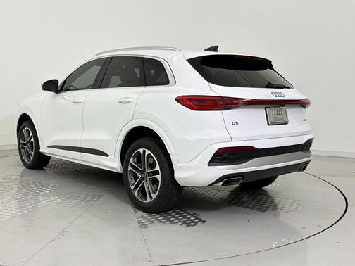 Mythos Black Metallic 2025 Audi Q5 Premium TFSI quattro S tronic