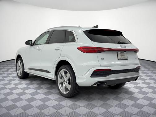 Glacier White Metallic 2026 Audi Q5 Premium Plus TFSI quattro S tronic